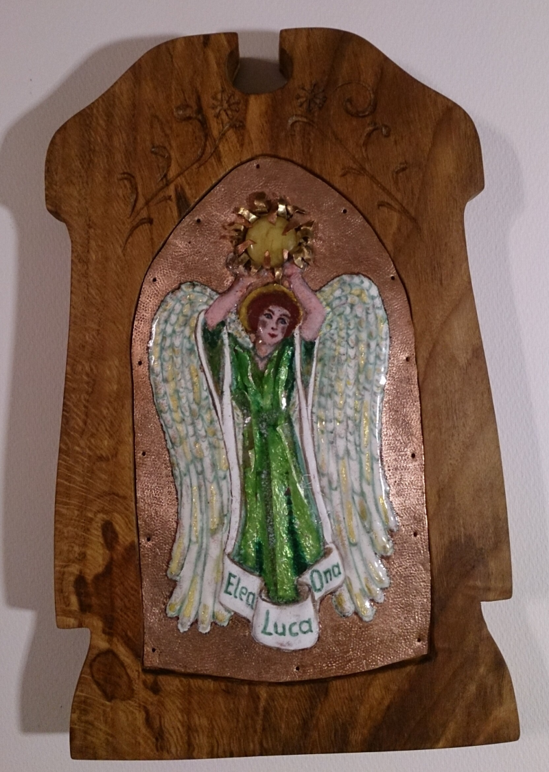 Ursula Etzlinger-Staf / Geschenke für bestimmte Anlässe /  Taufgeschenk Engel Kupfer getrieben, emailliert Gold und Silber unterlegt mit Bernstein auf Holz mit Schnitzerei