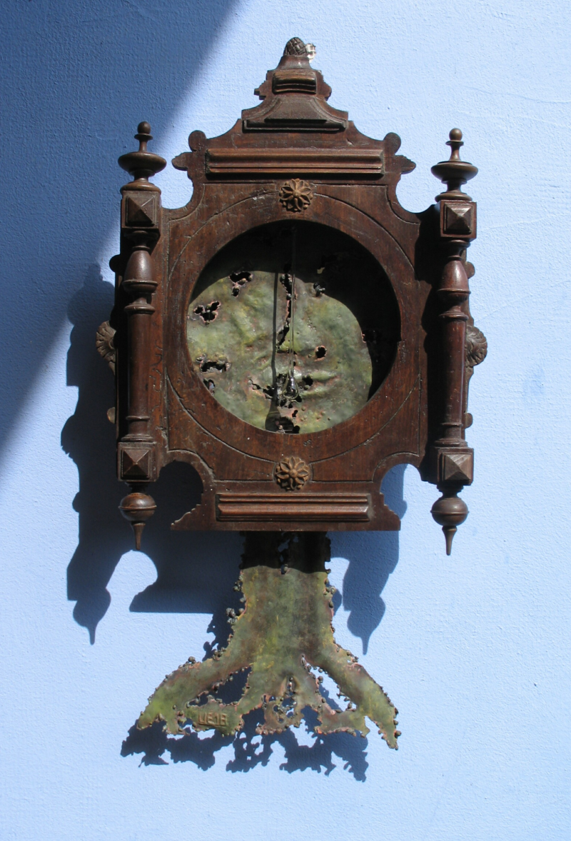 Ursula Etzlinger-Staf / Metallarbeiten / Kupfer getrieben und herausgeschweißt  im Uhrkasten / Metamorphose