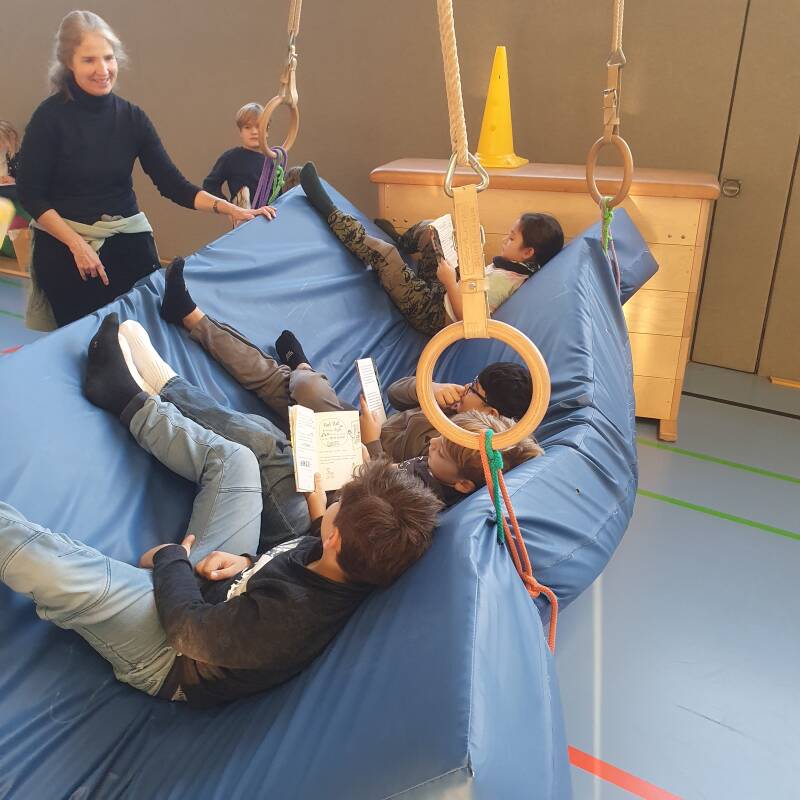 Foto von Kindern beim Lesen