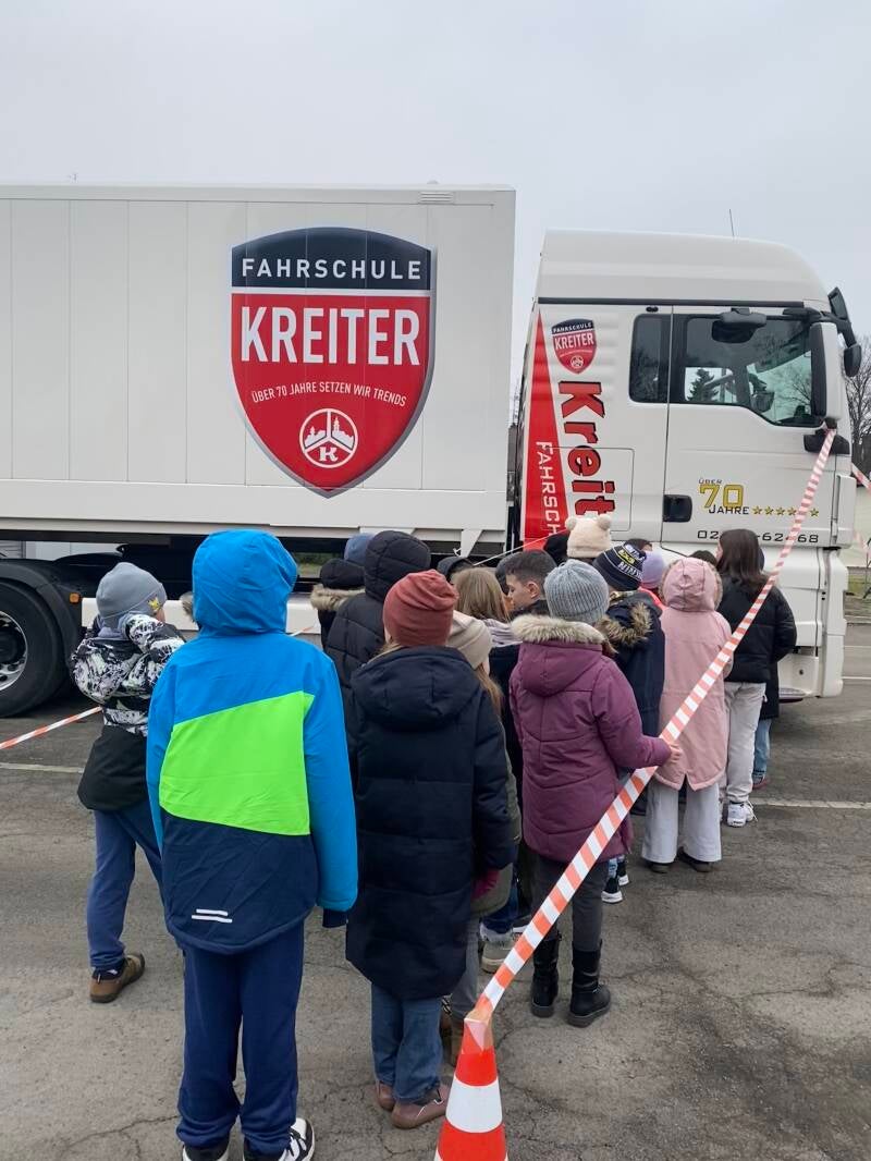 Kinder visualisieren den toten Winkel an einem LKW