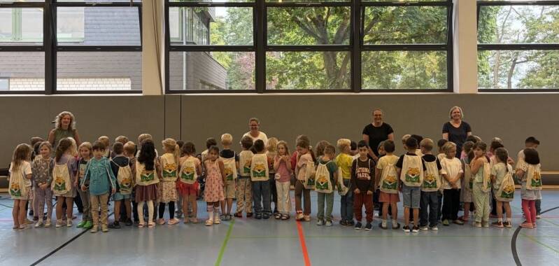 Kinder mit Rucksäcken