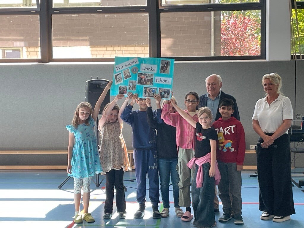 Kinder mit Plakat