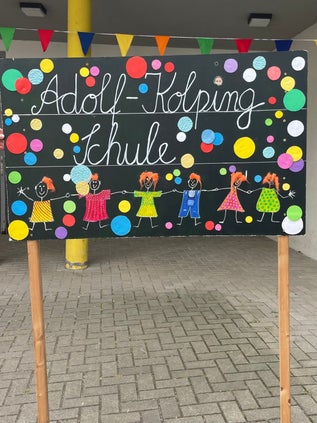 Foto von einem Schild "Adolf-Kolping-Schule"