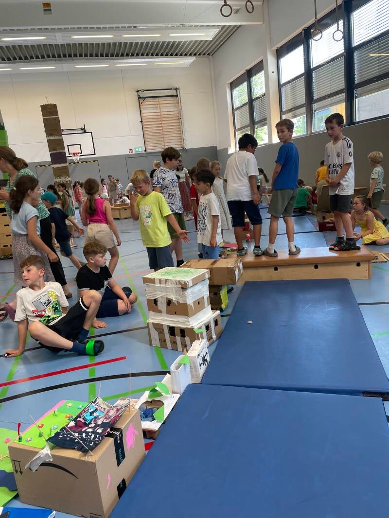 Kinder in Turnhalle