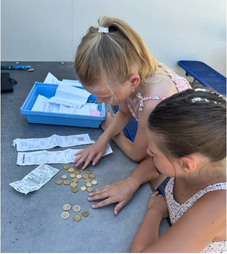 Kinder zählen Geld