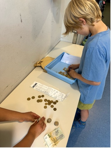 Kind zählt Geld