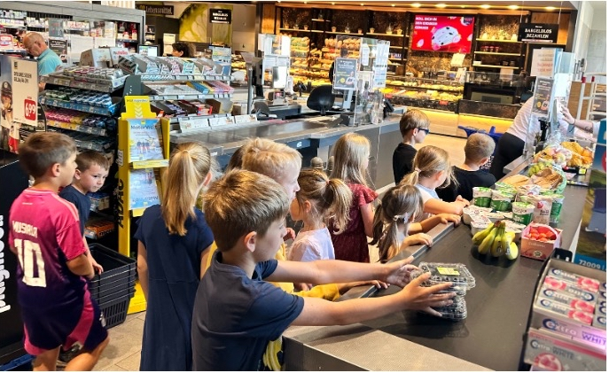 Kinder im Supermarkt