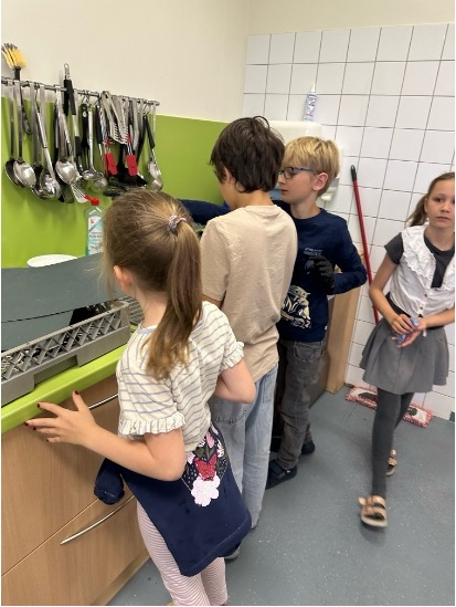 Kinder in einer Küche