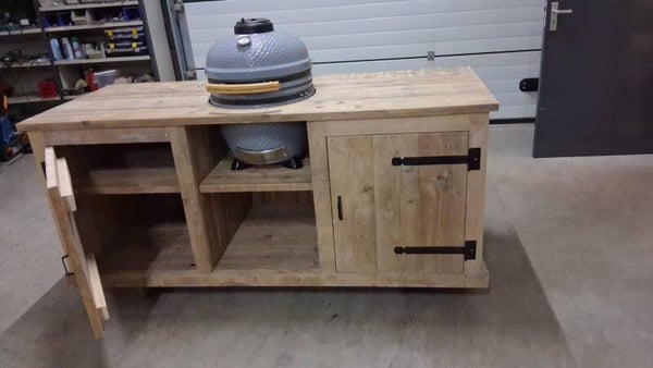 Robuste buiten keuken van steigerhout