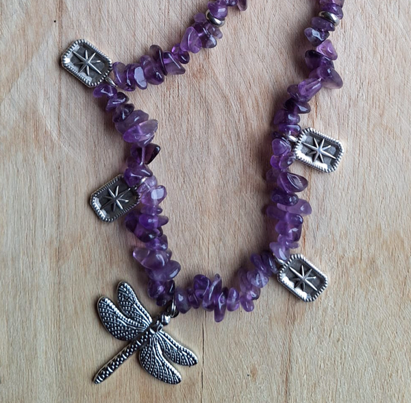 Bedelketting 'Transformation' Amethist chips (handgemaakt)