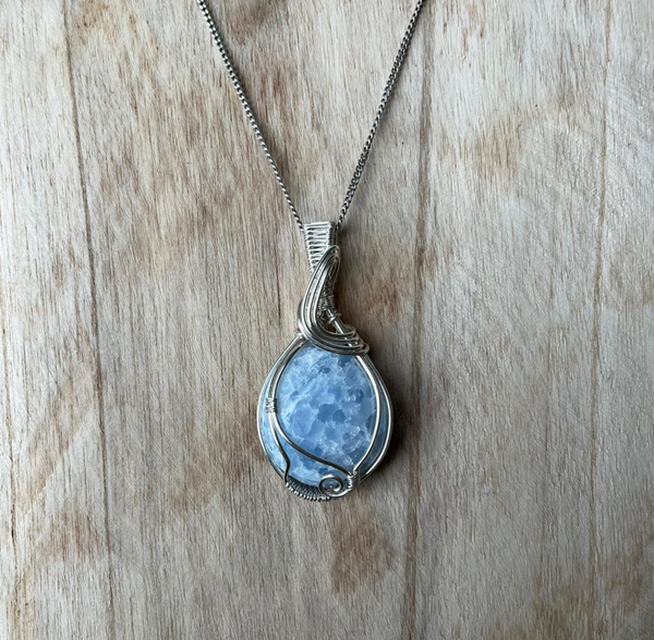 Wire wrapped Calciet hanger (handgemaakt)