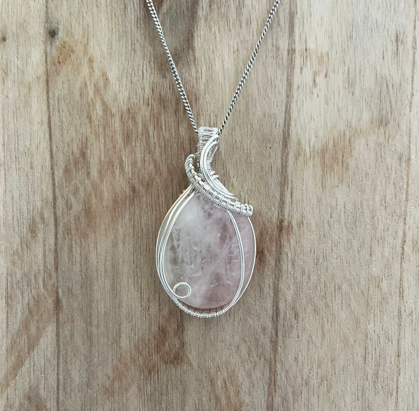 Wire wrapped Rozenkwarts hanger (handgemaakt)