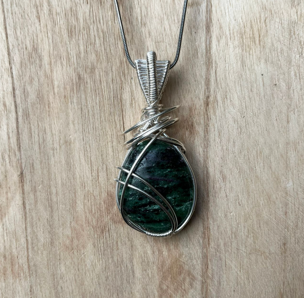 Wire wrapped Robijn in Zoisiet hanger (handgemaakt)