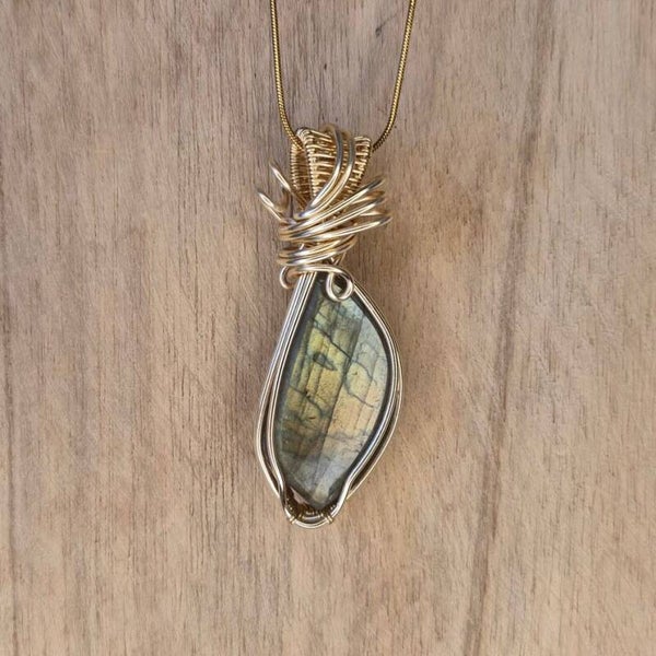 Wire wrapped Labradoriet hanger (handgemaakt)