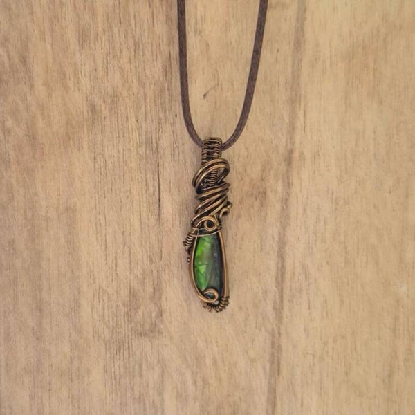 Wire wrapped Ammoliet hanger (handgemaakt)