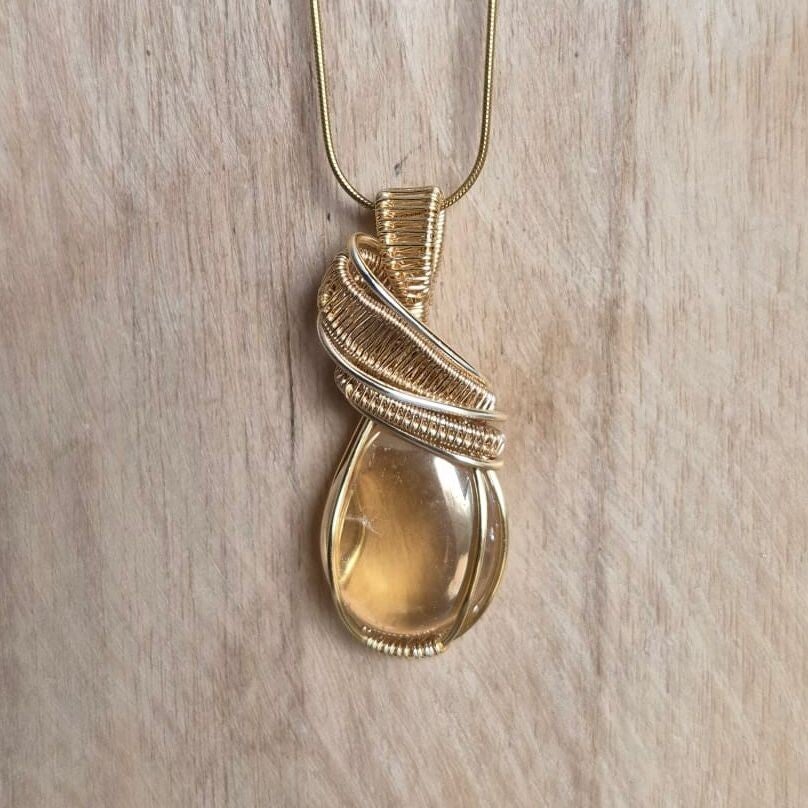 Wire wrapped oranje Angel Aura hanger (handgemaakt)