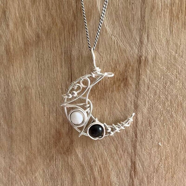 Wire wrapped Maan hanger Yin Yang (handgemaakt)