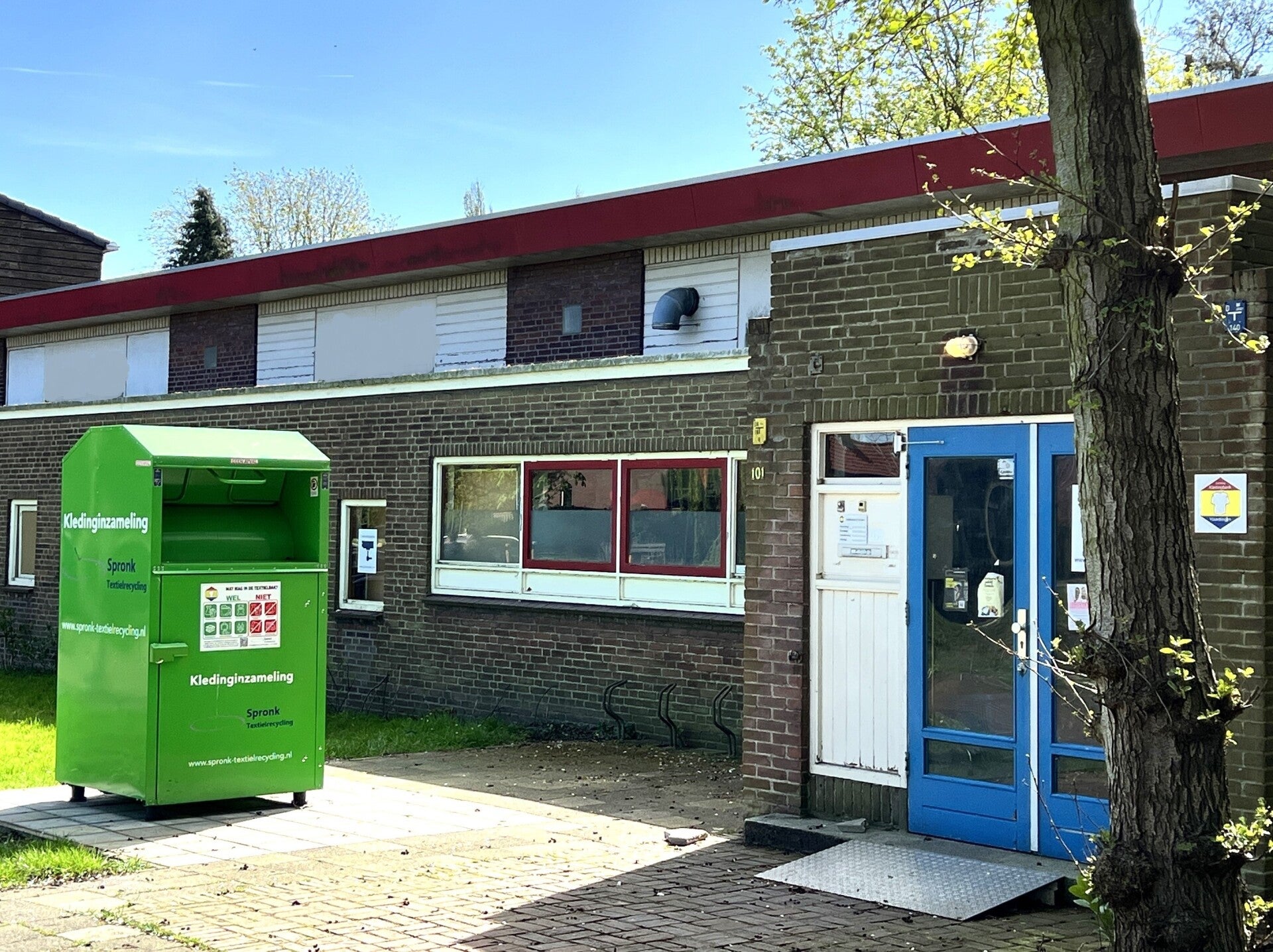 Ingang entree van de Kledingbank Vlaardingen