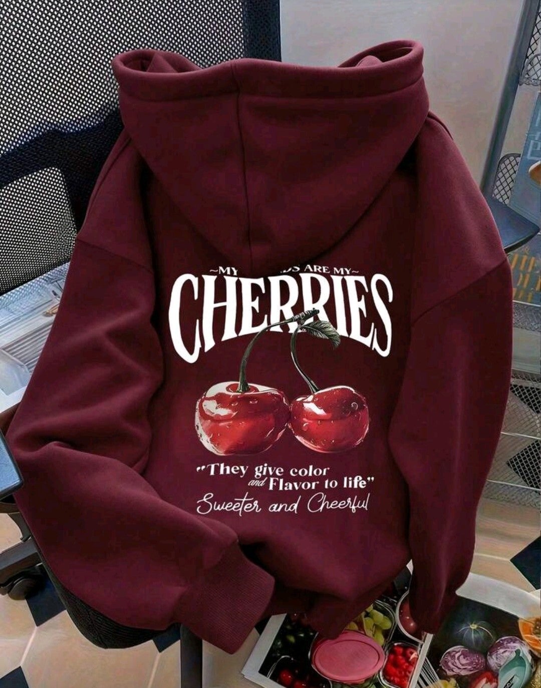 Damska bluza casualowa z nadrukiem wiśniowym.