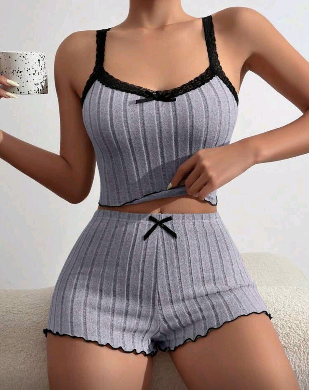 Damski kontrastowy koronkowy top z kokardą i szortami.