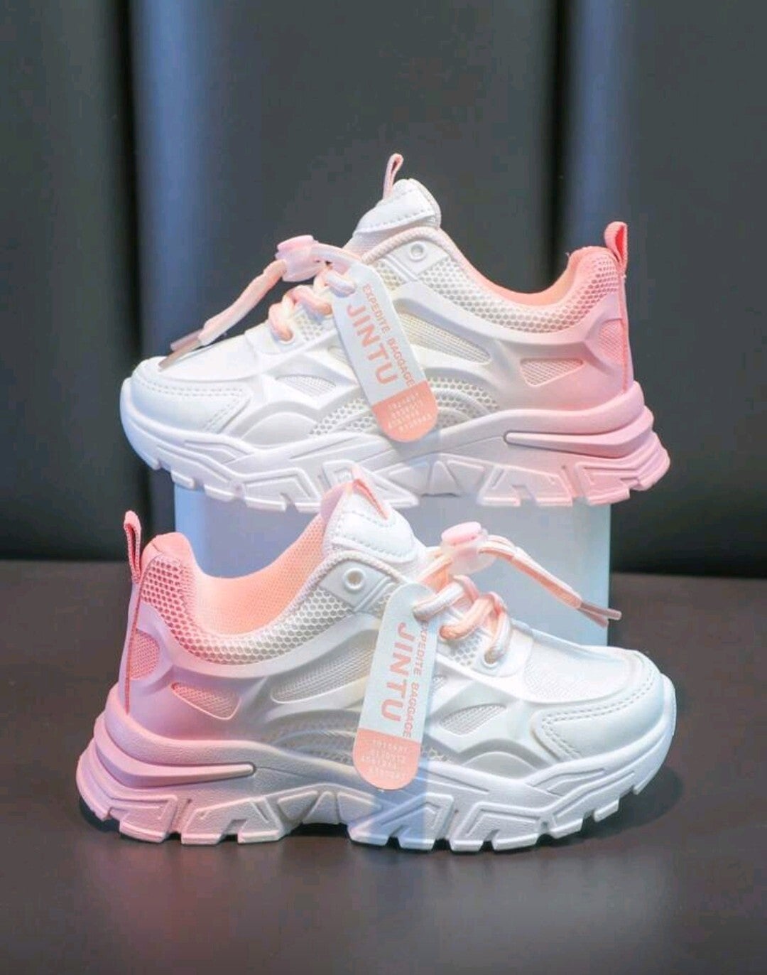 1 para dziewczęcych modnych butów sportowych.