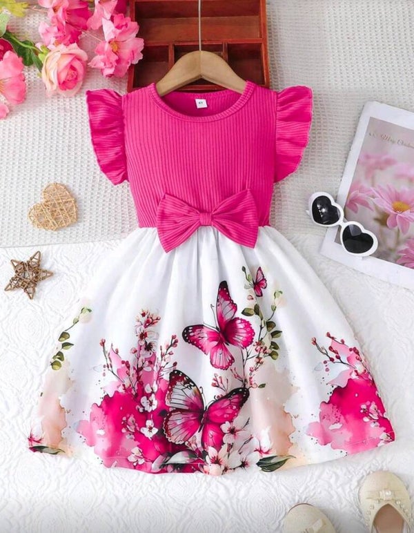 Sukienka dziewczęca z falbaniastymi rękawami.