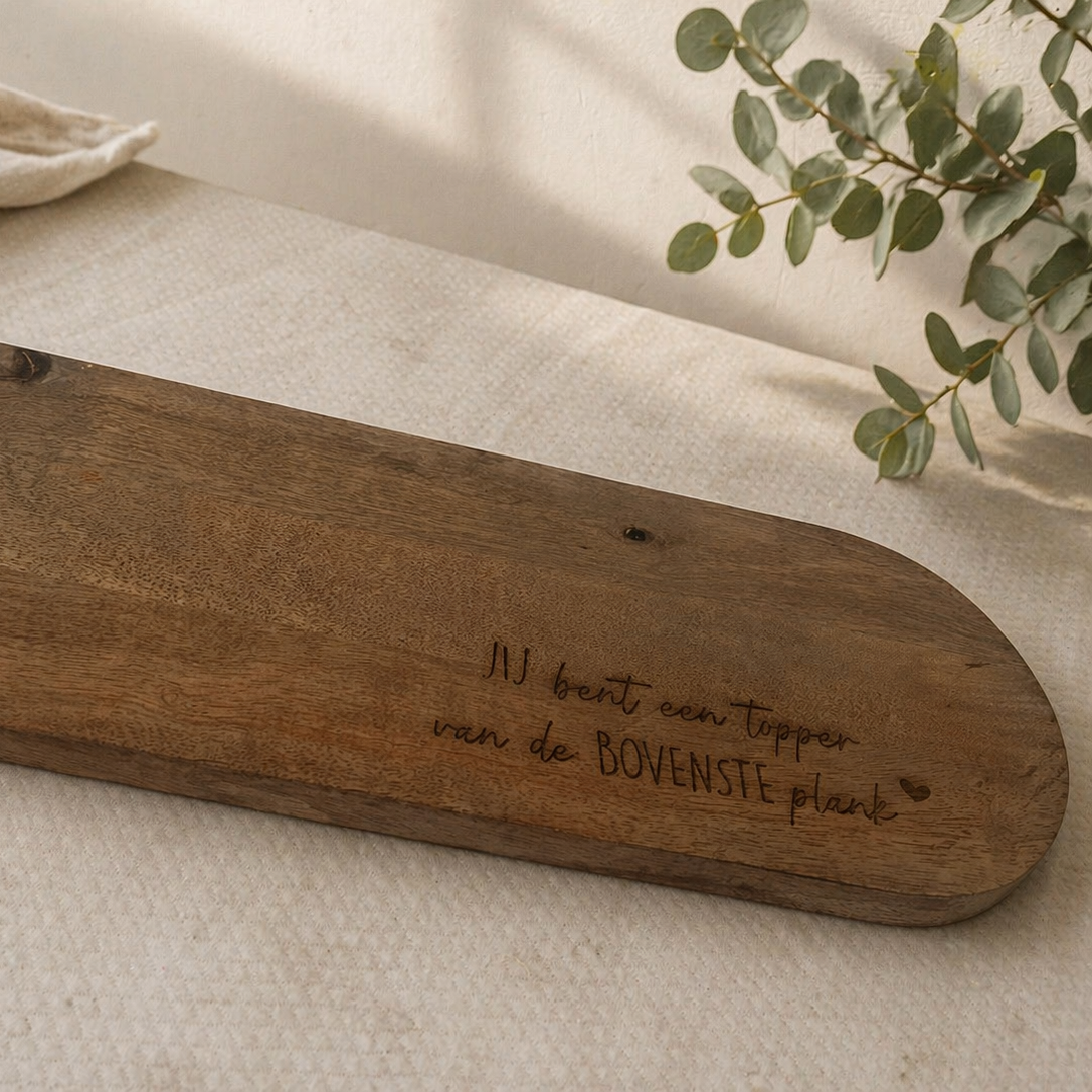 Snijplank mangohout met handvat en gravering