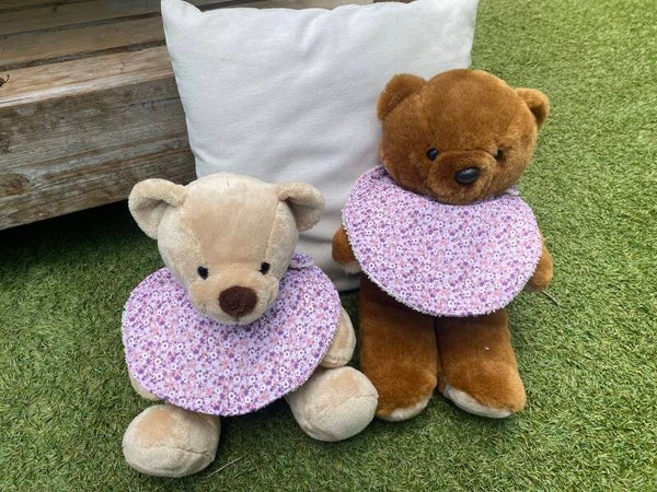 Babero flores rosas y moradas