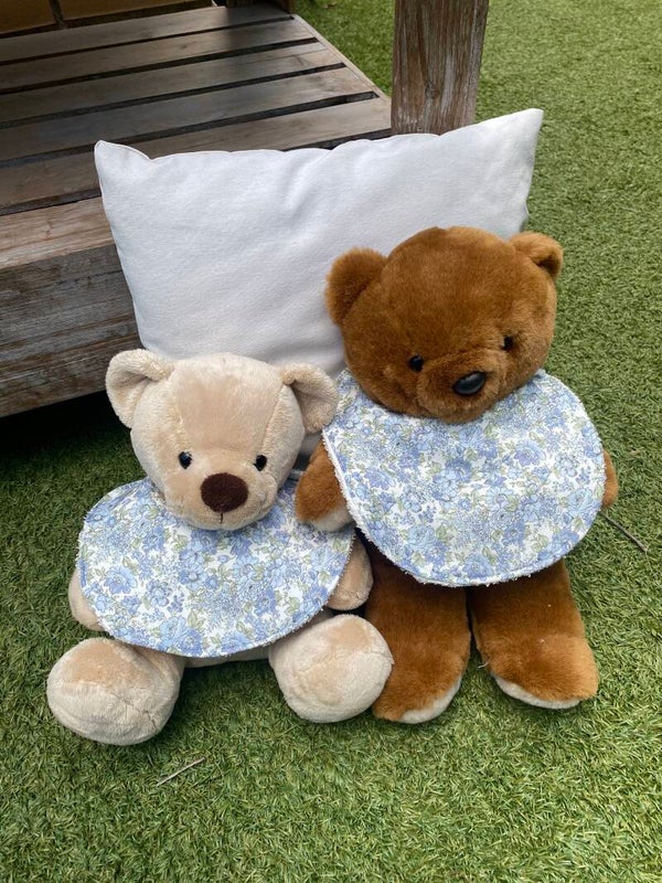 Babero flores verdes y azules