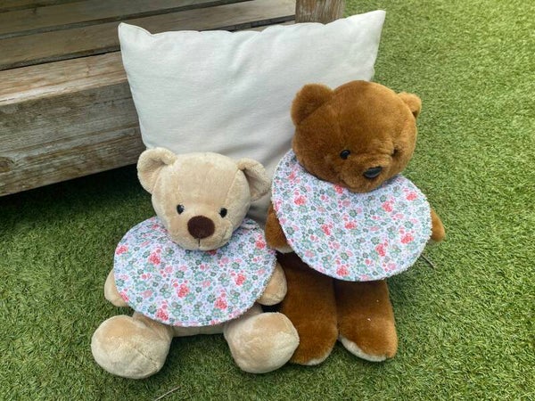 Babero flores verdes y rojas