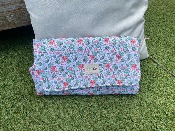 Cambiador flores verdes y rojas