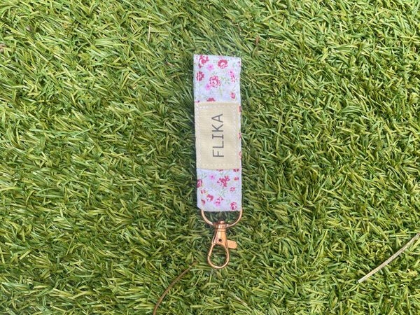 Llavero flores granates y verdes