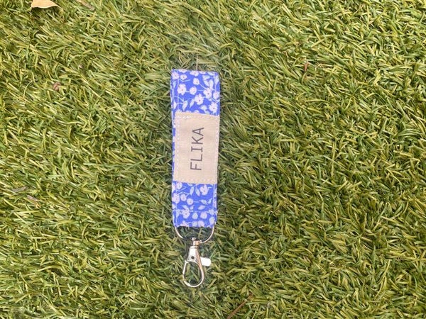 Llavero flores azules y blancas