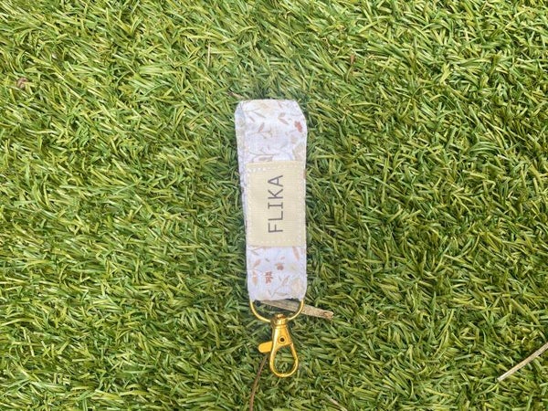 Llavero flores marrones y blancas