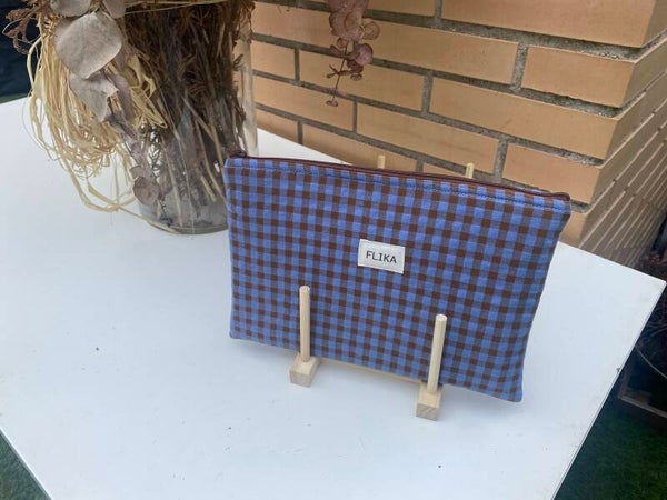 Bolso de mano o neceser plano vichy morado