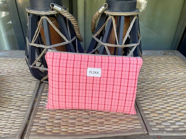 Bolsa de mano o neceser plano cuadros rosa