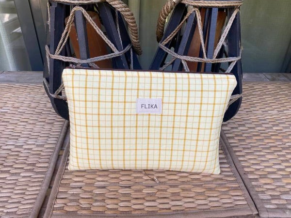 Bolsa de mano o neceser plano amarillo flúor