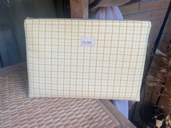 Funda de ordenador cuadros amarillo