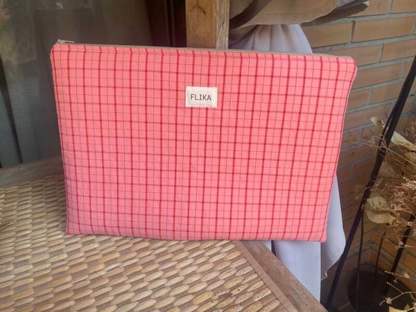 Funda de ordenador cuadros rosa