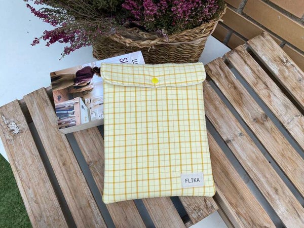 Funda de libro cuadros amarilla