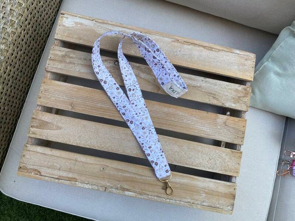 Yarda llavero flores blancas y marrones