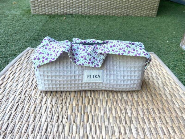 Estuche con volantes crudo y morado