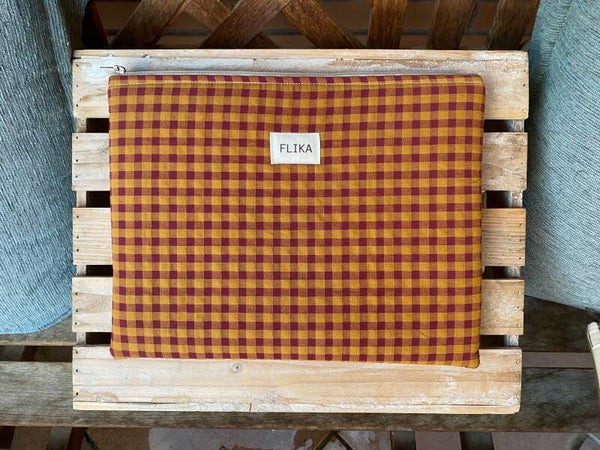 Funda iPad vichy mostaza y burdeos