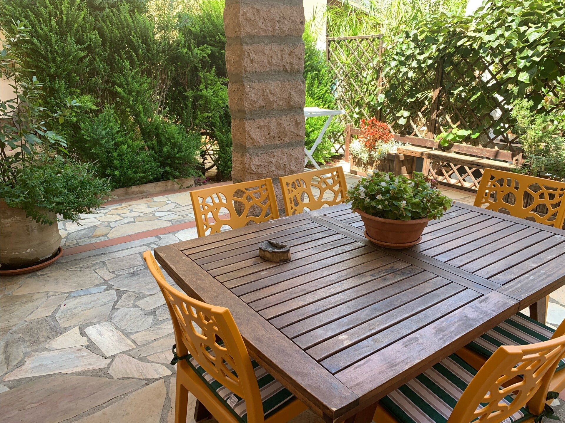 “Patio privato arredato, immerso nella macchia mediterranea. Relax autentico a pochi passi dal mare in Sardegna.”“Furnished private patio surrounded by Mediterranean greenery. Authentic relaxation just steps from the sea in Sardinia.”