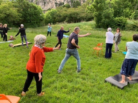 gruppo di praticanti di qi gong all'aperto