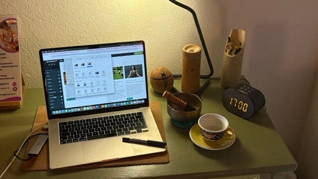 pc sulla scrivania dove prendere appunti per tracciare l'anamnesi del cliente e il su opercorso personalizzato