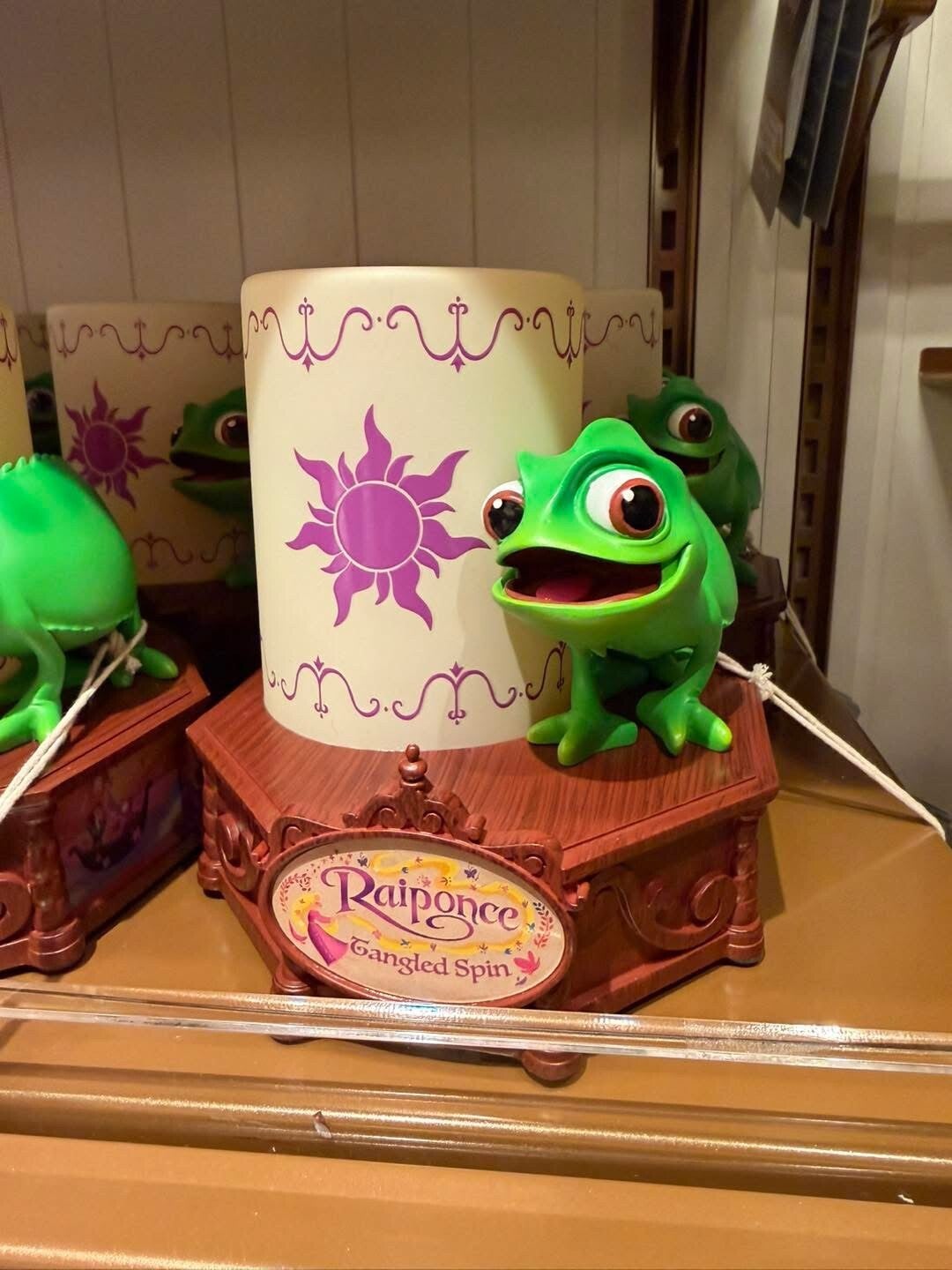 Pascal lantern figurine light up - Tangled spin  - DLP