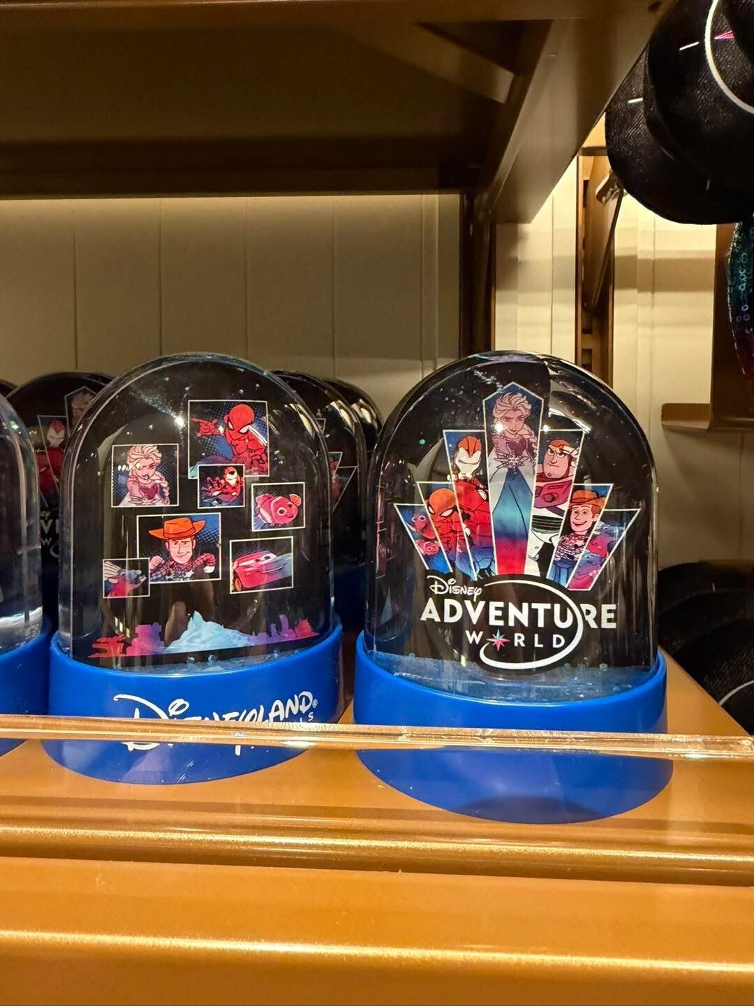 Plastic snowglobe - Adventure World - DLP