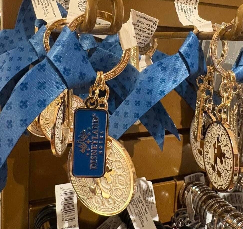 Disneyland Hotel Keychain / blue ribbon - Disneyland Paris