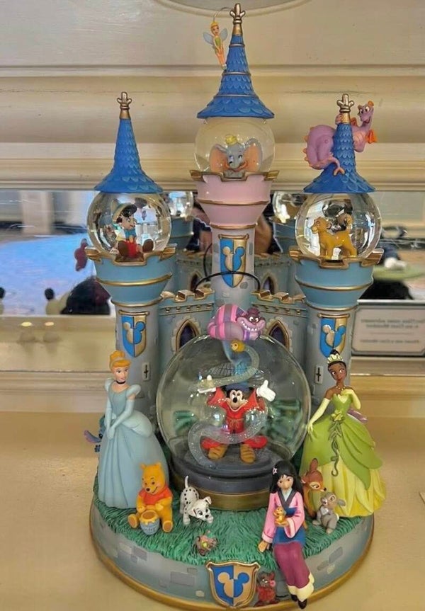 Mickey & friends snowglobe figurine disney castle - Disneyland Paris